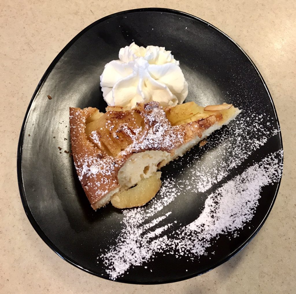 Frischer Apfelkuchen Brown’s Coffee Lounge das Café mit Lounge